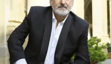 ابی کی اشکاتو پاک میکنه
