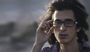 مهستی و مرتضی پاشایی به این گلدون شمعدونی آب بده (هوش مصنوعی)